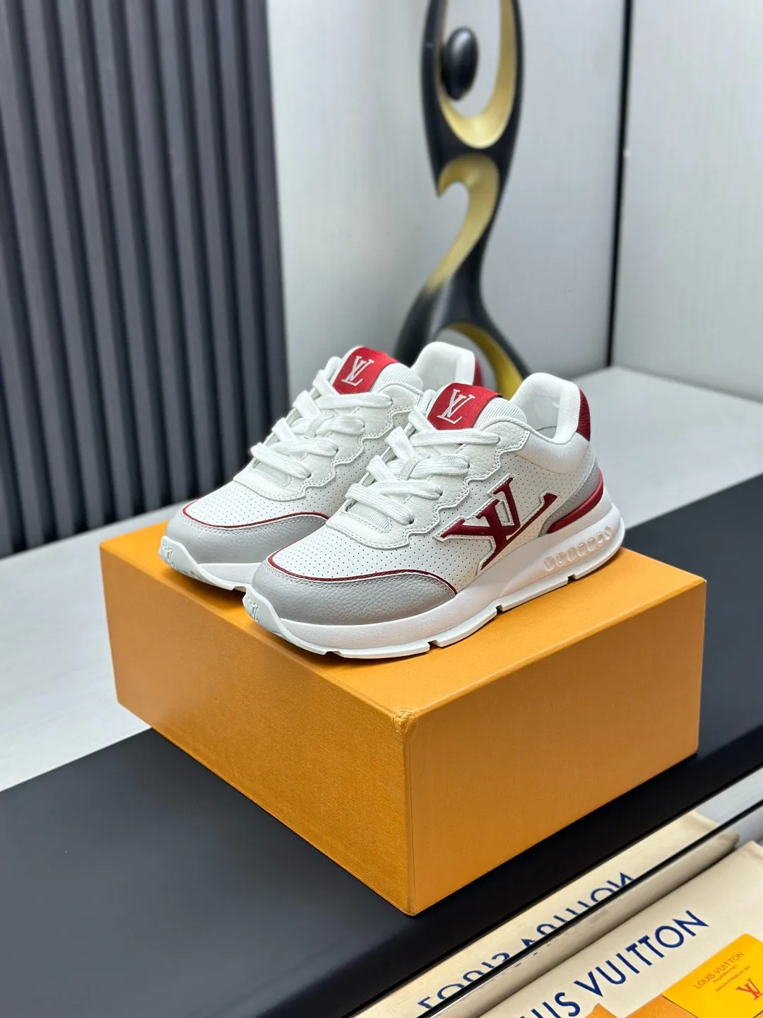 Factory price: 640💰Top version LV-Louis Vuitton-classic catwalk new style original 1:1 developed replica! ! The upper foot is very comfortable. It is made of luxurious materials and fine workmanship. The midsole is printed with English letters "Made in Europe". The upper is made of calfskin imported from Italy. The side is decorated with the brand's LOGO and signature. The latest latex foot pads and mesh lining make the foot feel super comfortable. The original two-color TPU combination outsole is specially provided by the original factory. Bag technology Goodyear stitched edges Fabric: Exclusive custom first-layer cowhide Accessories: Exclusive private model Vuitton logo, lining: Customized silk mesh lining - first-layer silk cowhide lining Outsole: TPU combination outsole wear-resistant, non-slip and anti-yellowing Foot pads: new latex pads-mesh sweat-absorbent Counter technology: fully computerized sewing machine wire drawing Toe box back cover Hot and cold shaping Full set of pull-top last with medium and low logo pattern Counter packaging - Shoelaces, certificates, cards, instructions, certificates, dust bags, the most complete packaging on the Internet, men's size: 38-46 (38/46 customized, non-refundable!)